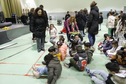 Preparativos en el colegio Gumersindo Azcárate de León ante la visita de los reyes. RAMIRO