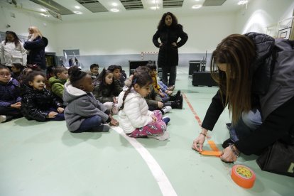 Preparativos en el colegio Gumersindo Azcárate de León ante la visita de los reyes. RAMIRO