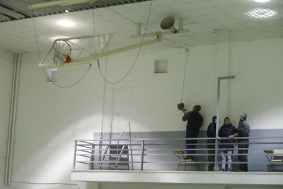 Preparativos en el colegio Gumersindo Azcárate de León ante la visita de los reyes. RAMIRO