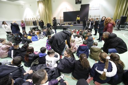 Preparativos en el colegio Gumersindo Azcárate de León ante la visita de los reyes. RAMIRO