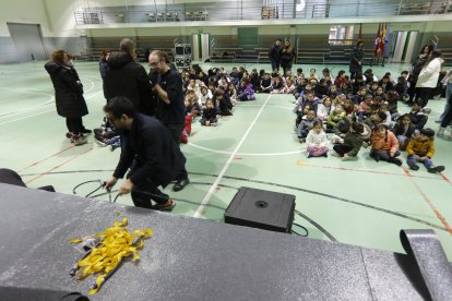 Preparativos en el colegio Gumersindo Azcárate de León ante la visita de los reyes. RAMIRO