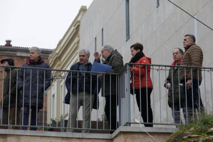 El director de patrimonio firma el inicio de la restauración de la muralla de Astorga. FERNANDO OTERO