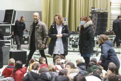 Preparativos en el colegio Gumersindo Azcárate de León ante la visita de los reyes. RAMIRO
