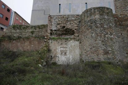 El director de patrimonio firma el inicio de la restauración de la muralla de Astorga. FERNANDO OTERO