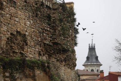 El director de patrimonio firma el inicio de la restauración de la muralla de Astorga. FERNANDO OTERO