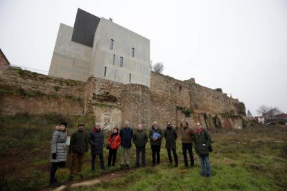 El director de patrimonio firma el inicio de la restauración de la muralla de Astorga. FERNANDO OTERO