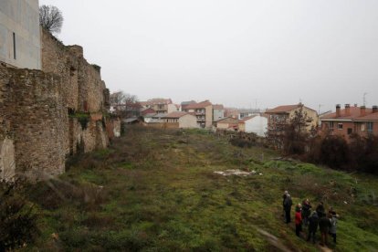 El director de patrimonio firma el inicio de la restauración de la muralla de Astorga. FERNANDO OTERO