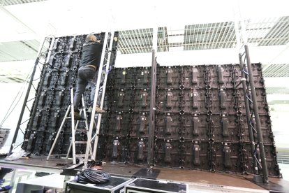 Preparativos en el colegio Gumersindo Azcárate de León ante la visita de los reyes. RAMIRO