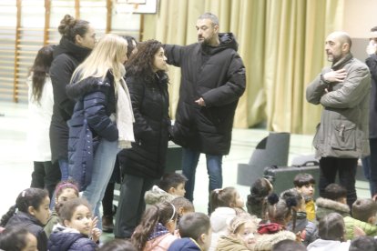 Preparativos en el colegio Gumersindo Azcárate de León ante la visita de los reyes. RAMIRO