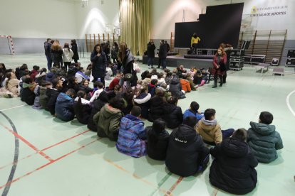 Preparativos en el colegio Gumersindo Azcárate de León ante la visita de los reyes. RAMIRO
