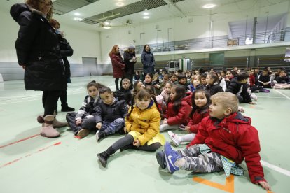 Preparativos en el colegio Gumersindo Azcárate de León ante la visita de los reyes. RAMIRO