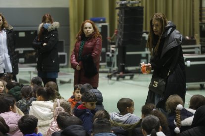 Preparativos en el colegio Gumersindo Azcárate de León ante la visita de los reyes. RAMIRO