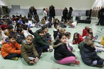 Preparativos en el colegio Gumersindo Azcárate de León ante la visita de los reyes. RAMIRO