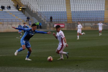 Cultural y Fuenlabrada igualaron en un partido caracterizado por la intensidad en el campo. FERNANDO OTERO