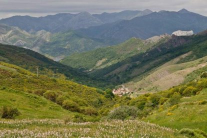 El municipio de Sena de Luna cuenta con un total de 12.569 hectáreas, sobre el territorio septentrional de la provincia de León, limitando al norte, con el concejo asturiano de Pola de Lena ; al este, con la región de La Tercia ; al sur, con Barrios de Luna y Riello y al oeste, con San Emiliano. Un lugar que representa a la perfección a las localidades de esta zona de la montaña leonesa, formado por un total de ocho pueblos. FRANCISCO GÓMEZ