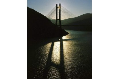 El municipio de Sena de Luna cuenta con un total de 12.569 hectáreas, sobre el territorio septentrional de la provincia de León, limitando al norte, con el concejo asturiano de Pola de Lena ; al este, con la región de La Tercia ; al sur, con Barrios de Luna y Riello y al oeste, con San Emiliano. Un lugar que representa a la perfección a las localidades de esta zona de la montaña leonesa, formado por un total de ocho pueblos. RAMIRO