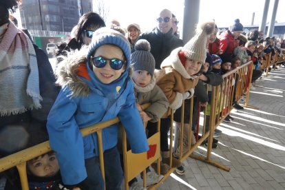 Los niños esperan la llegada de los Reyes Magos a León.