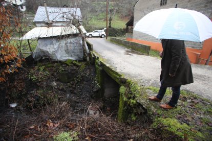 El puente sobre el arroyo de La Pasada lo construyeron hace cuatro décadas los propios vecinos de Fresnedelo. El paso cambiones de gran tonelaje para apagar incendios lo ha agrietado. L. DE LA MATA
