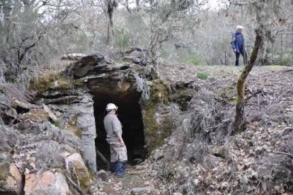 Fotografía del informe de Roberto Matías, con los restos de la explotación de hierro de mediados del siglo XX. AYUNTAMIENTO DE SANCEDO