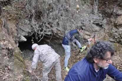 Fotografía del informe de Roberto Matías, con los restos de la explotación de hierro de mediados del siglo XX. AYUNTAMIENTO DE SANCEDO