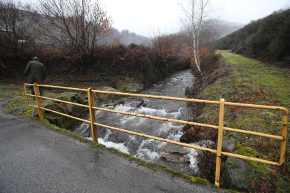 También un camión autobomba que cargaba agua para apagar un incendio forestal provocó el derrumbe de parte del cemento de la escollera junto al puente del acceso principal a Fresnedelo. La Junta Vecinal tiene miedo ahora de que una crecida tapone el arco. L. DE LA MATA