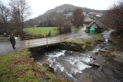 También un camión autobomba que cargaba agua para apagar un incendio forestal provocó el derrumbe de parte del cemento de la escollera junto al puente del acceso principal a Fresnedelo. La Junta Vecinal tiene miedo ahora de que una crecida tapone el arco. L. DE LA MATA