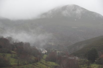 En Fresnedelo, sumido en la neblina esta semana de mediados de enero, solo hay una vivienda con internet. En invierno apenas duerme una docena de personas en la aldea del municipio de Peranzanes. L. DE LA MATA