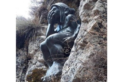 El caminante va descubriendo la emotiva historia del Celorio en cada una de las etapas de la ruta a través de distintos paneles hasta llegar a las dos esculturas de Amancio, primero la gran mano de mármol que sale de la tierra —arriba a la derecha cubierta de nieve— y el Trasgu prendido de una colina vigilando la naturaleza. JUAN CARLOS PAJARES