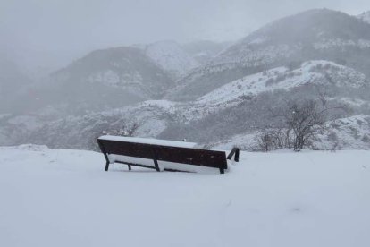 El caminante va descubriendo la emotiva historia del Celorio en cada una de las etapas de la ruta a través de distintos paneles hasta llegar a las dos esculturas de Amancio, primero la gran mano de mármol que sale de la tierra —arriba a la derecha cubierta de nieve— y el Trasgu prendido de una colina vigilando la naturaleza. JUAN CARLOS PAJARES
