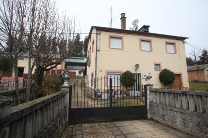 El Ayuntamiento de Sancedo ha comprado por 85.000 euros una vivienda y tres naves, con una finca de 1.400 metros cuadrados, para acondicionar el centro de tecnificación deportiva. L . DE LA MATA