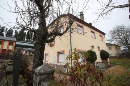 Otra imagen de la vivienda de Sancedo adquirida por el Ayuntamiento con una finca de 1.400 metros cuadrados y tres naves, para acondicionar el centro de tecnificación deportiva. L . DE LA MATA