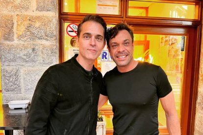 El protagonista de la serie, Pedro Alonso, con Alberto Sierra. CORTESÍA DE ALBERTO SIERRA