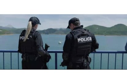 Los extras Alberto Sierra y Ángela Alonso, que aparecen como policías en la serie 'Berlín', en el viaducto de Riaño. CORTESÍA DE ALBERTO SIERRA