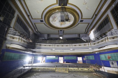 La imagen desoladora del estado del inmueble comienza a cambiar. Este verano se abrirá un gimnasio, la segunda fase de un proyecto que en su primer paso recupera con mimo todo cuanto aún se puede salvar del edificio original inaugurado en 1953 para «impresionar» a los leoneses. El teatro Trianón se despereza al fin para disfrutar de una nueva vida. RAMIRO