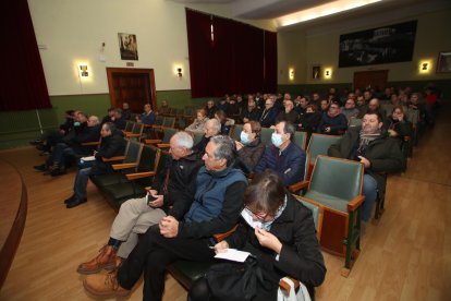 Asistentes a la reunión para aprobar el convenio de modernización. L. DE LA MATA