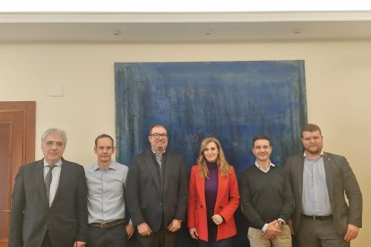 La viceconsejera de Acción Cultural, Mar Sancho asistió a la reunión con los alcaldes de Arganza, Javier Ovalle, y Sancedo, Marcos Álvarez, a flancos, junto al director general de Patrimonio, Juan Carlos Prieto y el procurador de Vox, Miguel Suárez, en los extremos. DL