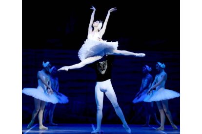 Un momento de la representación de'El lago de los cisnes'. IGOR KOVALENKO