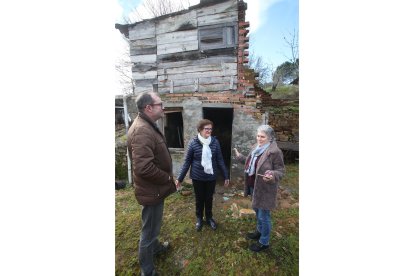 El alcalde de Arganza, Javier Ovalle, con su madre y nieta de Avelino Fernández Peral, María del Carmen Villar y con Cecilia Yáñez, otra nieta de que fue regidor en 1936, junto al cobertizo donde estuvo el horno que sirvió de escondite al hombre que presidía el Ayuntamiento cuando estalló la Guerra Civil..  L. DE LA MATA