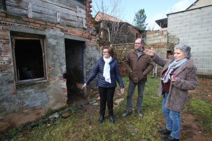 Mari Carmen, Javier Ovalle y Cecilia Yáñez, junto al cobertizo del horno. La vivienda de Avelino Fernández tuvo que se derribada por ruina. L. DE LA MATA