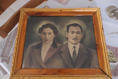 El matrimonio formado por Cecilia Fernández y Avelino Fernández Peral. Avelino, rubio y de ojos azules, enviudó después de tener cinco hijos con Cecilia. L. DE LA MATA