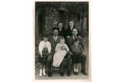 Sentado a la derecha, Avelino Fernández. Arriba sus hijas Flora y Elena. A su lado su yerno Antonio y en primera fila, sus nieta Mari Carmen y sus nietos Tomás y Toño. CORTESÍA DE JAVIER OVALLE