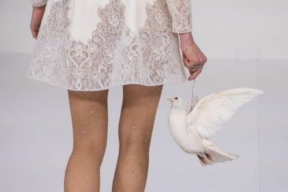 Una creación de la colección de alta costura para la primavera-verano 2024 del diseñador francés Alexis Mabille