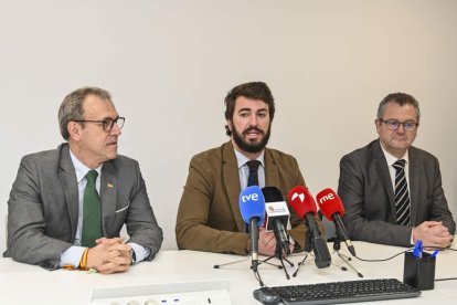 Juan García Gallardo con los consejeros de Vox