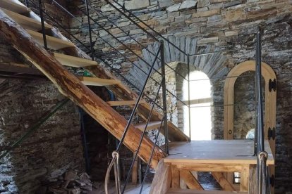El interior de la torre ha sido revestida con materiales acordes a la arquitectura rural local. dl
