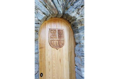 Puerta de castaño de artesanos locales. DL