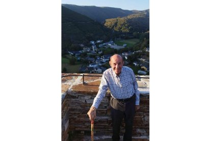 Manuel Monteserín Fernández vio de niño la torre en ruinas y ahora, nonagenario, cumplió su sueño de subir a ella ya restaurada. DL