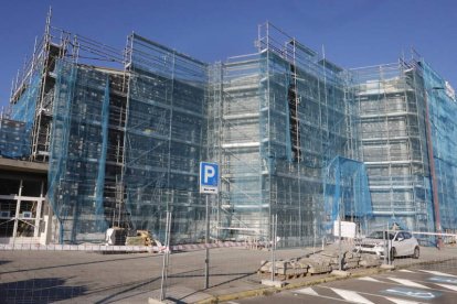 Aspecto que presentaba ayer el Palacio de Deportes de León, cuyas obras no terminarán como mínimo hasta marzo. RAMIRO
