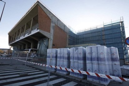 Aspecto que presentaba ayer el Palacio de Deportes de León, cuyas obras no terminarán como mínimo hasta marzo. RAMIRO