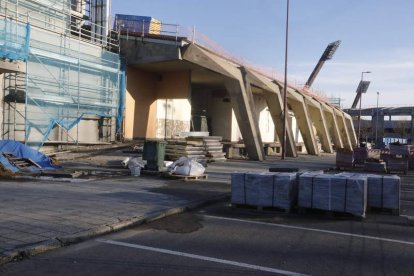 Aspecto que presentaba ayer el Palacio de Deportes de León, cuyas obras no terminarán como mínimo hasta marzo. RAMIRO