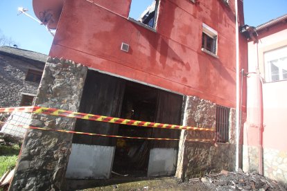 Incendio en una vivienda en Valseco. ANA F. BARREDO